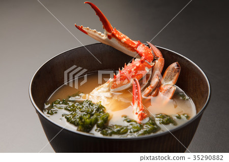 Miso soup with blue crab and sea bream 35290882