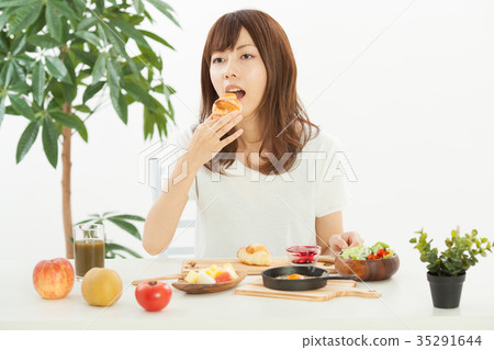 正在吃早餐的少婦』 正在吃早餐的少婦』 35291644