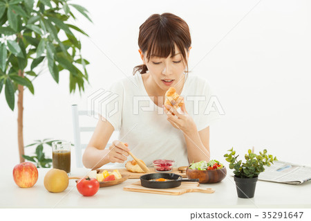 正在吃早餐的少婦』 35291647
