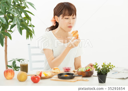 正在吃早餐的少婦』 35291654