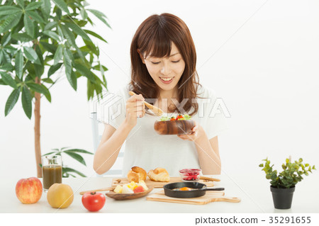 正在吃早餐的少婦』 35291655