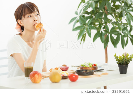 正在吃早餐的少婦』 35291661