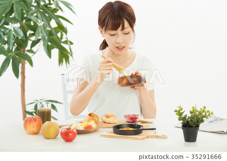 正在吃早餐的少婦』 35291666
