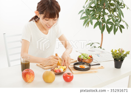 A young woman eating breakfast　 35291671