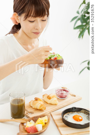 正在吃早餐的少婦』 35291676