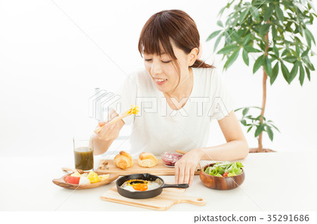 正在吃早餐的少婦』 35291686