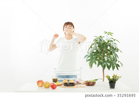A young woman eating breakfast　 35291695