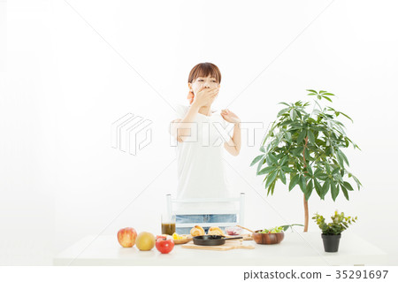 A young woman eating breakfast　 35291697