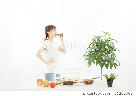 正在吃早餐的少婦』 35291702