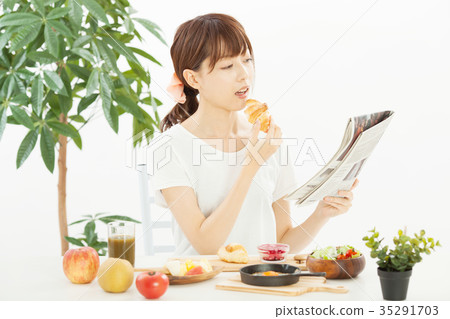 A young woman eating breakfast　 35291703