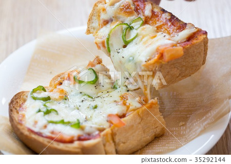 Pizza toast  35292144