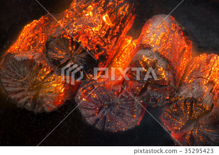 燃燒的紅炭 35295423