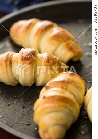 Closeup of baked rolls on the baking tray 35295735