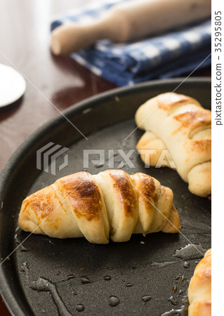 Baked bun rolls on the baking tray with utensils 35295805