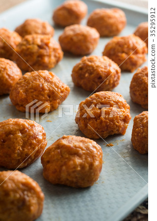 Meatballs prepared for baking in the oven Meatballs prepared for baking in the oven 35295912