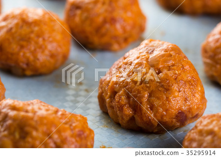 Closeup macro homemade minced meat meatballs Closeup macro homemade minced meat meatballs 35295914