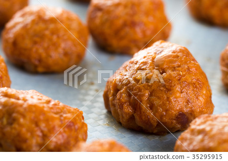 Closeup macro homemade minced meat meatballs Closeup macro homemade minced meat meatballs 35295915