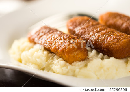 Fish sticks served with mashed potatoes 35296206