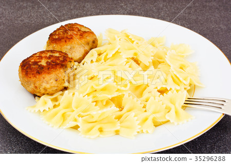 Cutlets with Pasta and Broccoli 35296288
