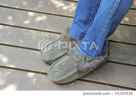 穿有毛皮的女性腿鞋子 35297636
