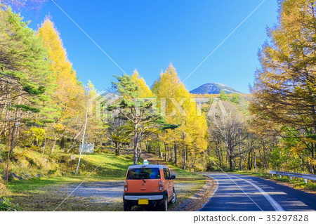 Tateshina山和秋葉橙色汽車 35297828