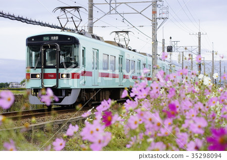 Cosmos and Nishitetsu 7050 one man train Cosmos and Nishitetsu 7050 one man train 35298094