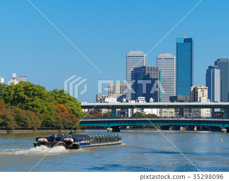 A water bus that sails through Okawa, Osaka The Tenma Bridge and OBP high-rise buildings 35298096