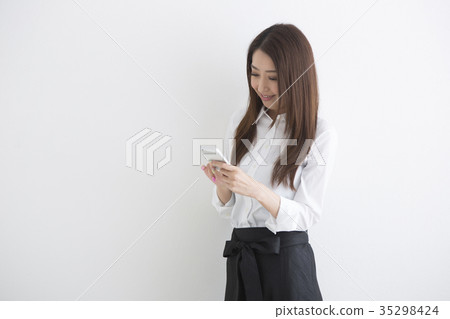接觸智能手機的婦女 35298424