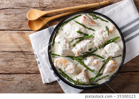 Pieces of chicken with baby asparagus 35300123