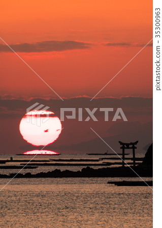 Daruma Asahi從瀨戶內海的一個帶有鳥居的島嶼升起 35300963
