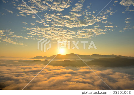  Cloudy sea in Araya mountain 35301068