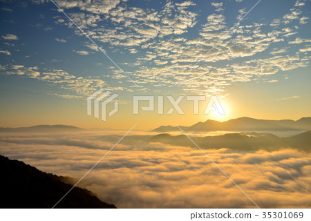  Cloudy sea in Araya mountain 35301069