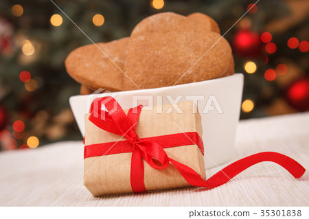 Wrapped gift, gingerbreads and christmas tree 35301838