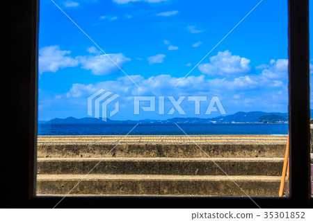 從Chiwata Station Station大樓的窗口可以看到大村灣 從Chiwata Station Station大樓的窗口可以看到大村灣 35301852