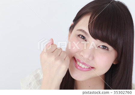 A young lady who poses a gut A young lady who poses a gut 35302760