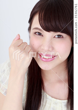 A young lady who poses a gut A young lady who poses a gut 35302761