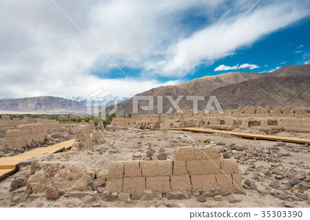Shishito Castle Tashkurgan Tajik Autonomous Prefecture Xinjiang Uygur Autonomous Region China Shishito Castle Tashkurgan Tajik Autonomous Prefecture Xinjiang Uygur Autonomous Region China 35303390