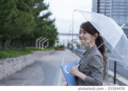 指向傘的女商人 35304456