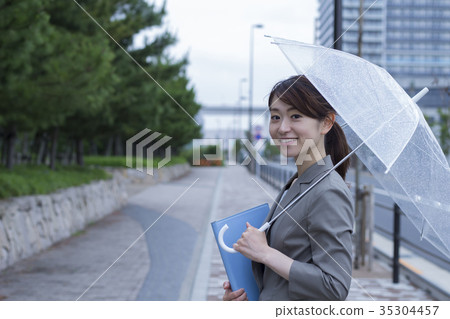 指向傘的女商人 35304457