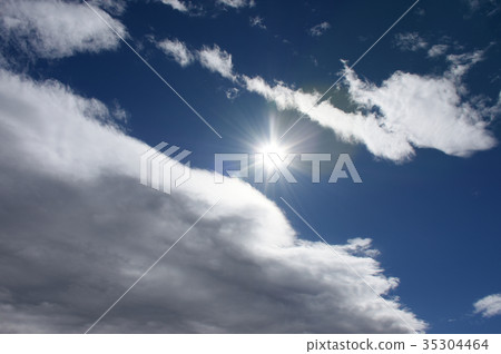 光亮的太陽,藍天和雲彩 光亮的太陽,藍天和雲彩 35304464