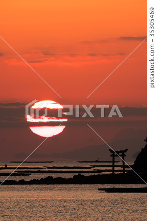 Morning sun and clouds over the Seto Inland Sea 35305469