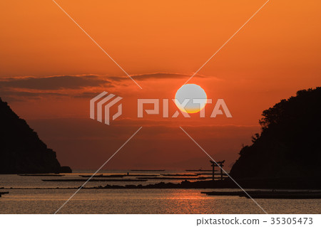 The rising sun in the Seto Inland Sea 35305473