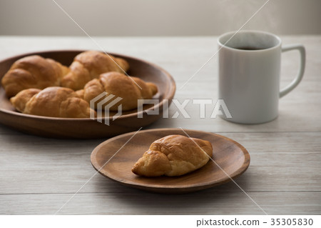 Breakfast croissants 35305830