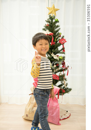 聖誕樹和孩子 35306591