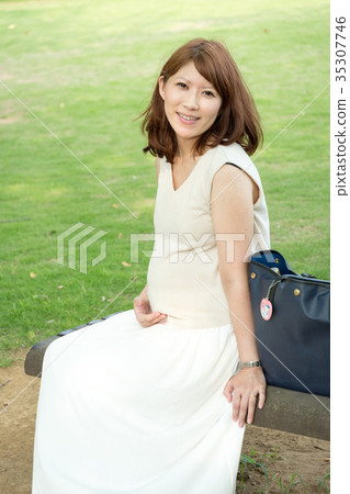 懷孕晚期婦女的公園步行 懷孕晚期婦女的公園步行 35307746