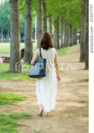 懷孕晚期婦女的公園步行 懷孕晚期婦女的公園步行 35307747