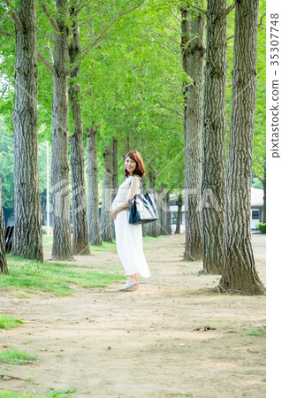 懷孕晚期婦女的公園步行 懷孕晚期婦女的公園步行 35307748