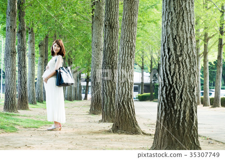 懷孕晚期婦女的公園步行 35307749