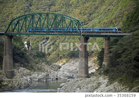 A special express south wind passing through a big step danger little step danger. 2015/9/20 35308159