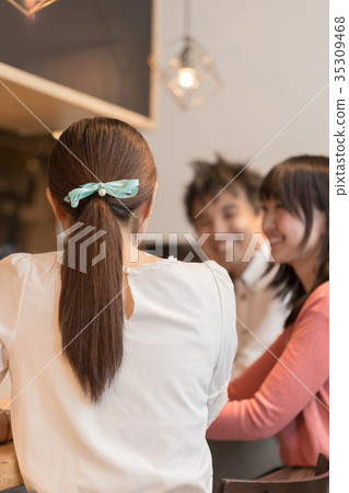 Men and women talking at the counter 35309468